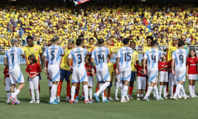 Fotografía de archivo tomada el pasado 10 de septiembre en la que se registró a jugadores de Argentina y Colombia antes de enfrentarse por la fecha 8 de las eliminatorias sudamericanas al Mundial FIFA de 2026, en el estadio Metropolitano de Barranquilla (Colombia). EFE/Mauricio Dueñas