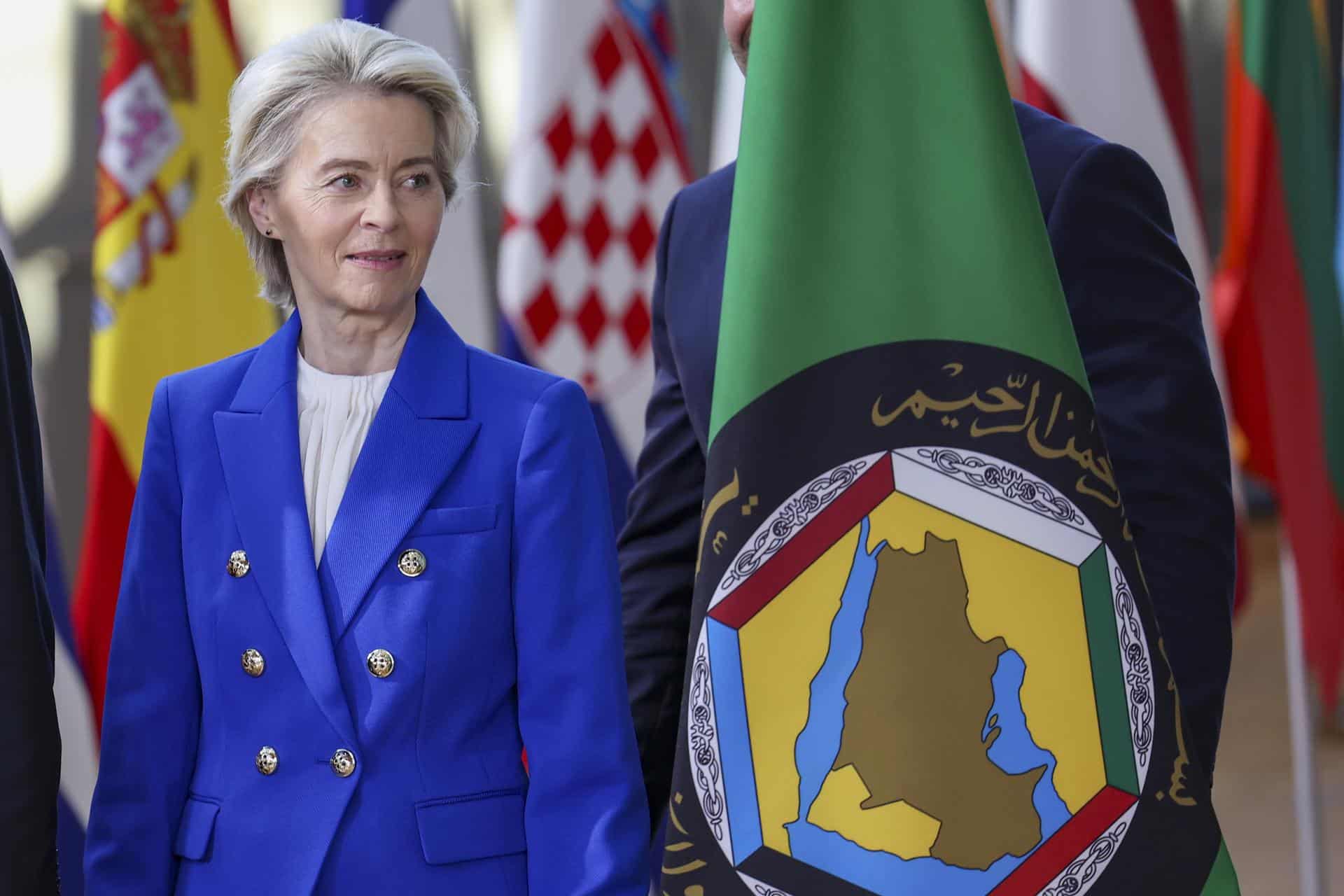 La presidenta de la Comisión Europea, Ursula von der Leyen, observa durante la cumbre UE-Consejo de Cooperación del Golfo (CCG) en Bruselas, Bélgica, el 16 de octubre de 2024. EFE/EPA/Christopher Neundorf