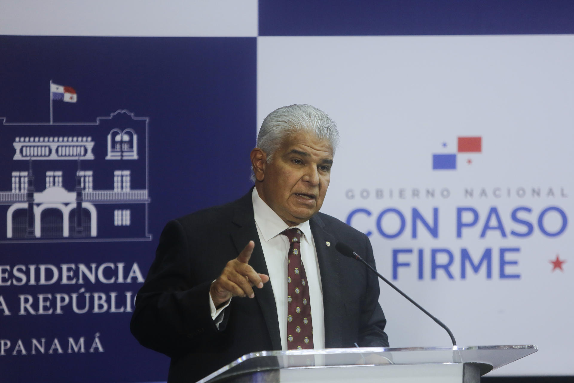 El presidente de Panamá, José Raúl Mulino, habla durante una rueda de prensa este jueves, en Ciudad de Panamá (Panamá). EFE/Carlos Lemos