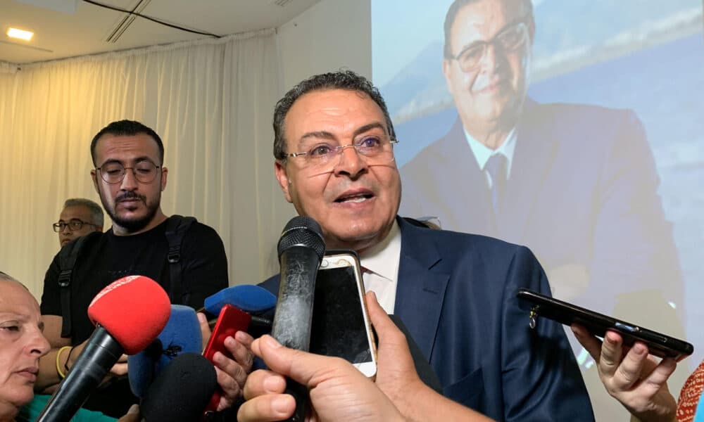 El candidato presidencial a las presidenciales de Túnez Zouhair Maghzaoui, ofrece una rueda de prensa de cierre de campaña electoral, este viernes en Túnez. EFE/Laura Fernández Palomo