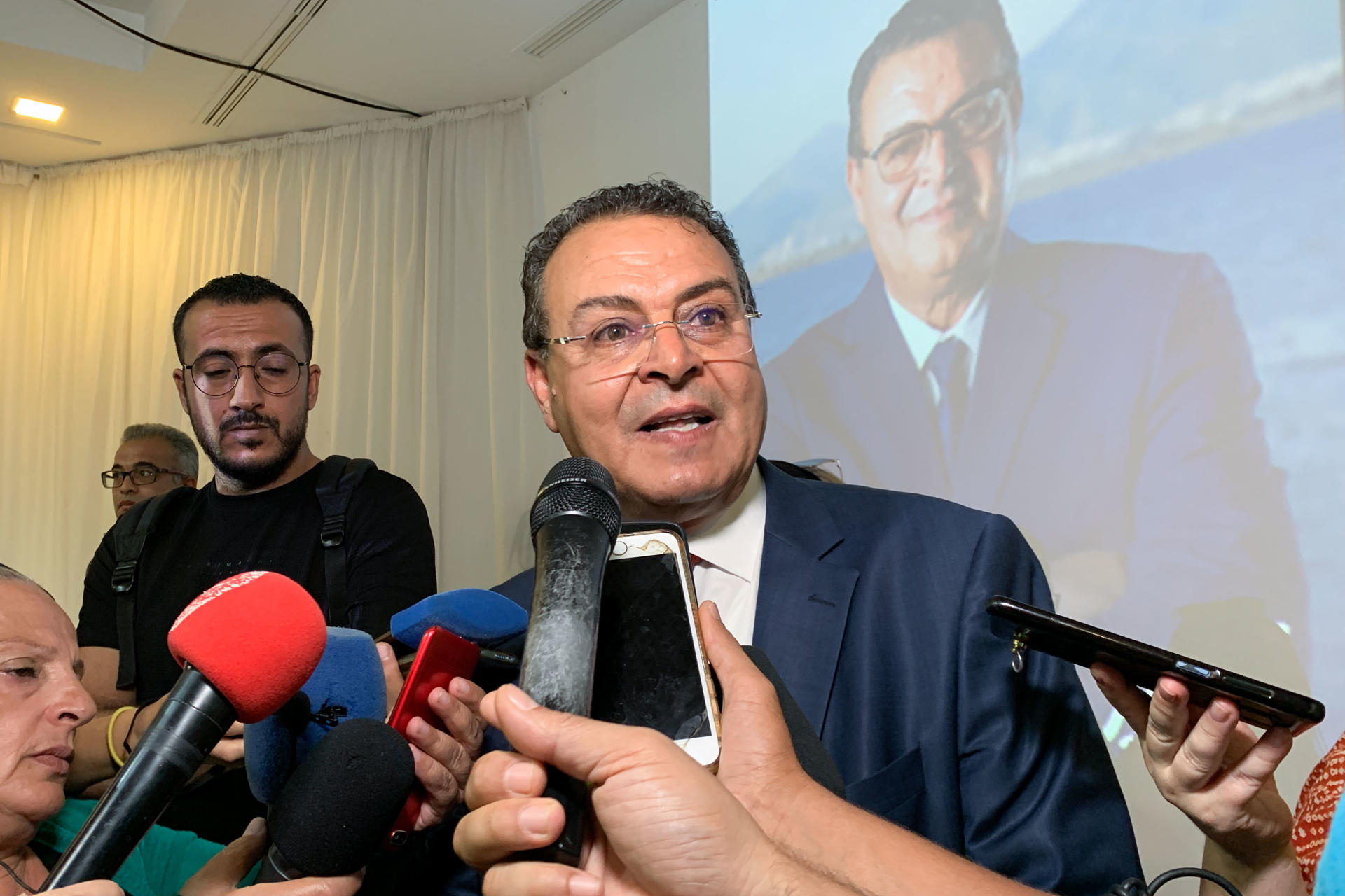 El candidato presidencial a las presidenciales de Túnez Zouhair Maghzaoui, ofrece una rueda de prensa de cierre de campaña electoral, este viernes en Túnez. EFE/Laura Fernández Palomo