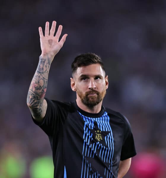 Lionel Messi saluda en el estadio Mas Monumental de Buenos Aires (Argentina). EFE/Juan Ignacio Roncoroni