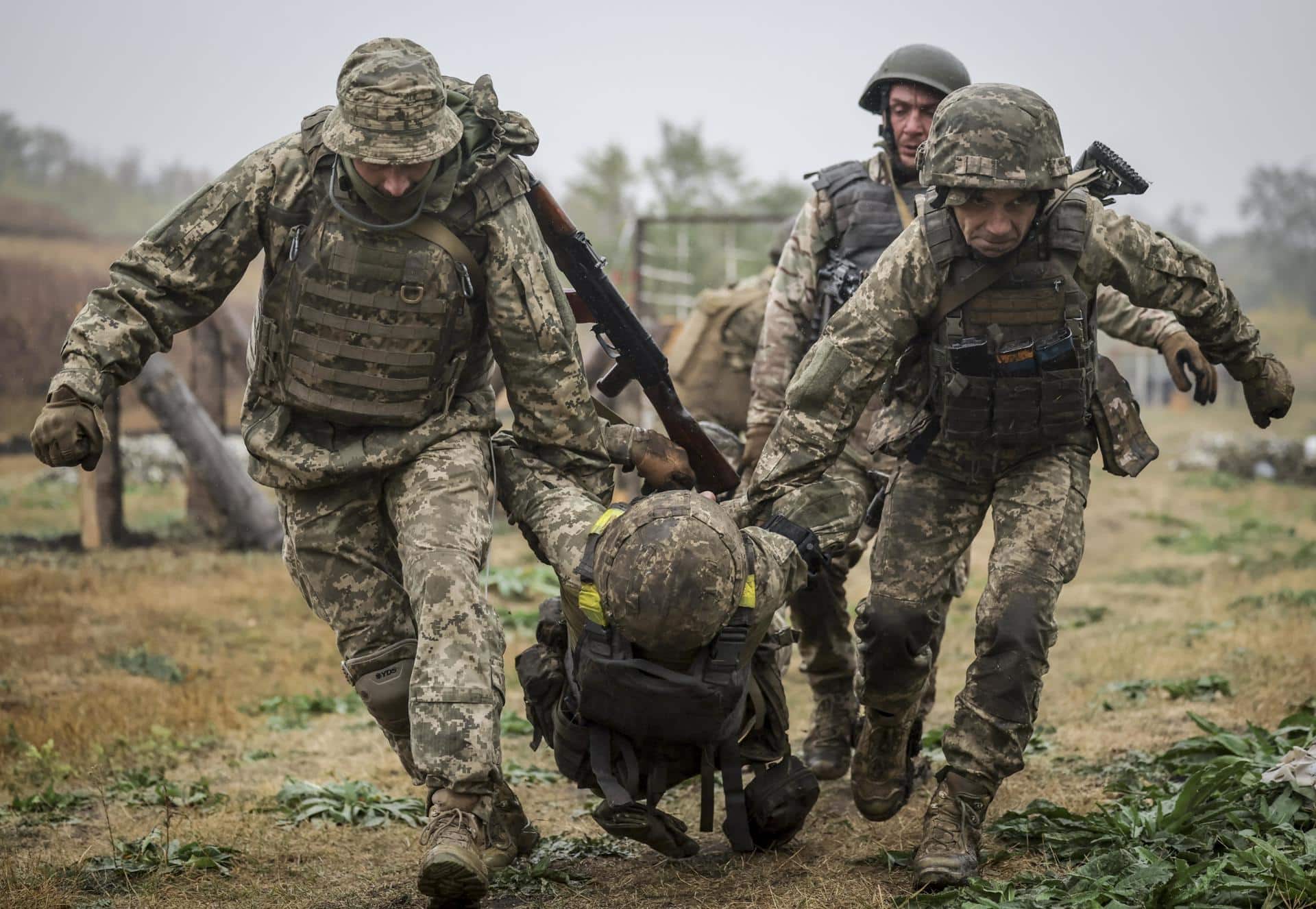 Foto facilitada por el servicio de prensa de la 24ª Brigada Mecanizada de las Fuerzas Armadas de Ucrania de un campo de entrenamiento en la región de Donetsk, Ucrania. EFE/EPA/24TH MECHANIZED BRIGADE OF UKRAINIAN ARMED FORCES/HANDOUT HANDOUT EDITORIAL USE ONLY/NO SALES