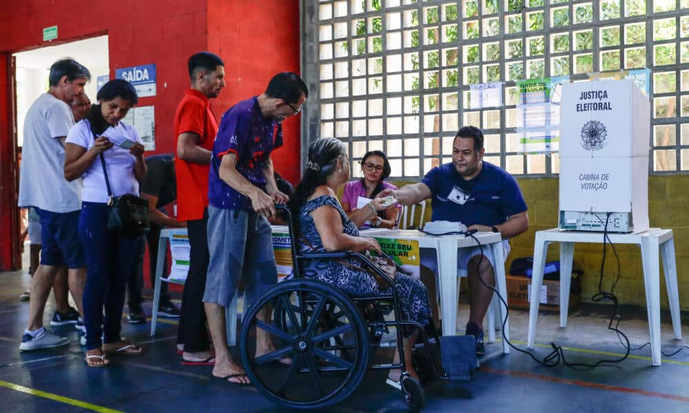 Personas asisten a un centro de votación durante la primera vuelta de las elecciones municipales este domingo, en Río de Janeiro (Brasil). EFE/ André Coelho