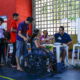 Personas asisten a un centro de votación durante la primera vuelta de las elecciones municipales este domingo, en Río de Janeiro (Brasil). EFE/ André Coelho