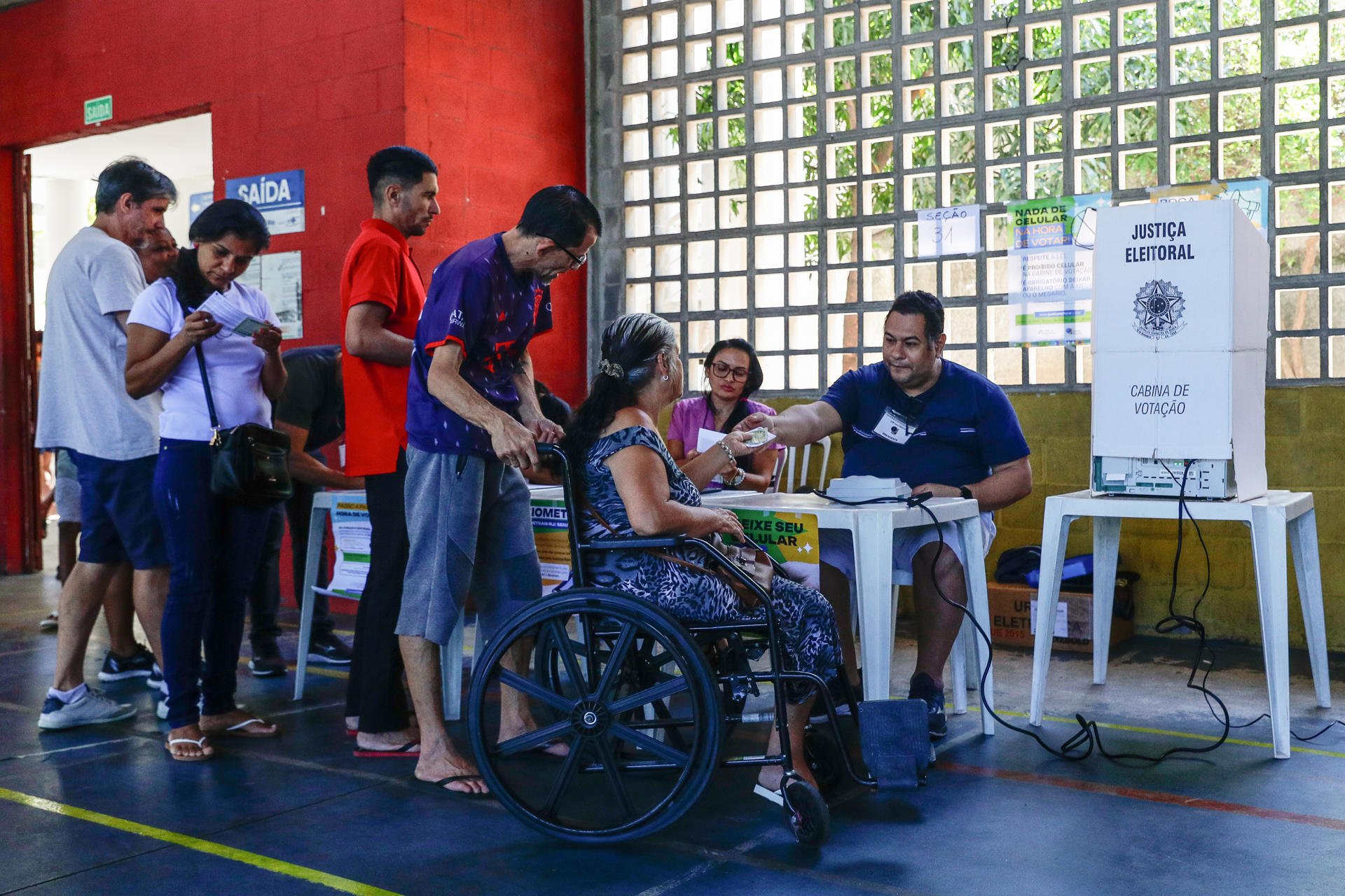 Personas asisten a un centro de votación durante la primera vuelta de las elecciones municipales este domingo, en Río de Janeiro (Brasil). EFE/ André Coelho