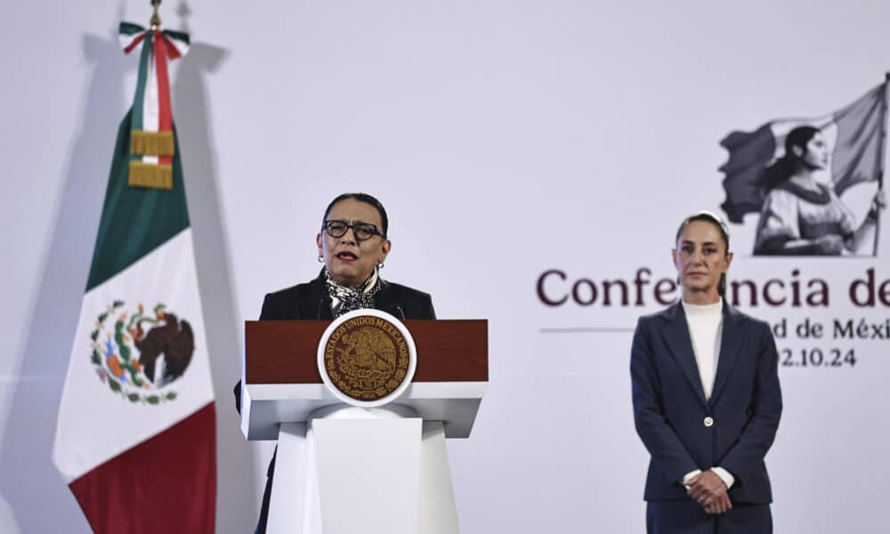 La secretaria de Gobernación (Segob), Rosa Icela Rodríguez (i), habla junto a la presidenta de México, Claudia Sheinbaum, durante una conferencia de prensa este miércoles, ofrecida en Palacio Nacional de la Ciudad de México (México). EFE/ Sáshenka Gutiérrez