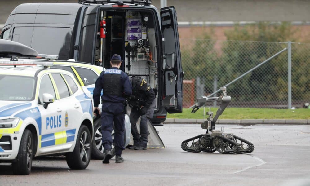 La policía despliega un robot desactivador de bombas en el lugar de un tiroteo frente al edificio de la empresa de tecnología militar israelí Elbit en Gotemburgo, Suecia, el 10 de octubre de 2024. EFE/EPA/Adam Ihse/TT SWEDEN OUT