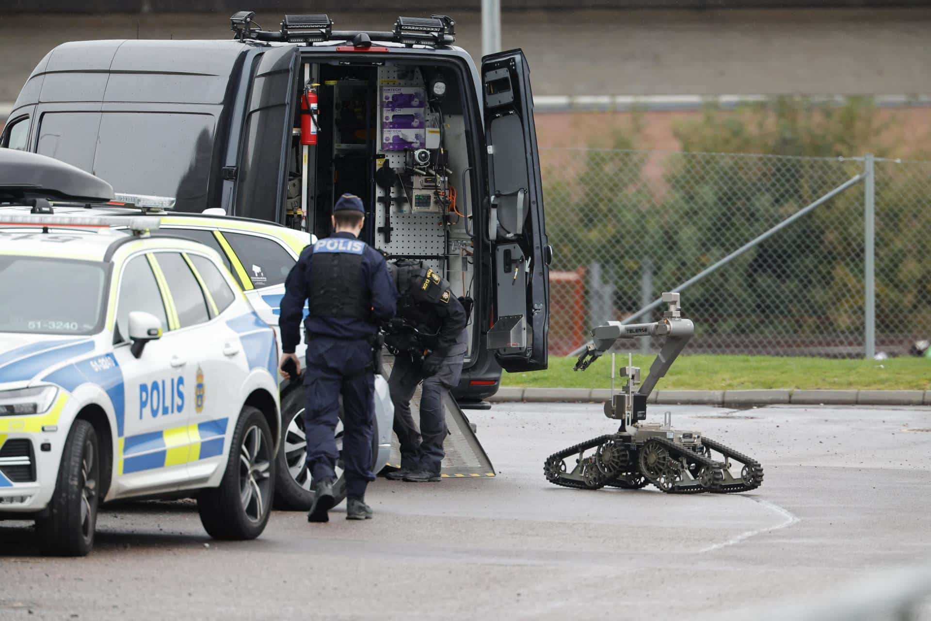 La policía despliega un robot desactivador de bombas en el lugar de un tiroteo frente al edificio de la empresa de tecnología militar israelí Elbit en Gotemburgo, Suecia, el 10 de octubre de 2024. EFE/EPA/Adam Ihse/TT SWEDEN OUT