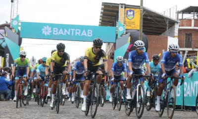 Un pelotón de ciclistas toman la línea de salida de la primera etapa de la Vuelta a Guatemala en su edición 63 en el municipio de Santa Catarina Pinula. EFE/Fernando Ruiz