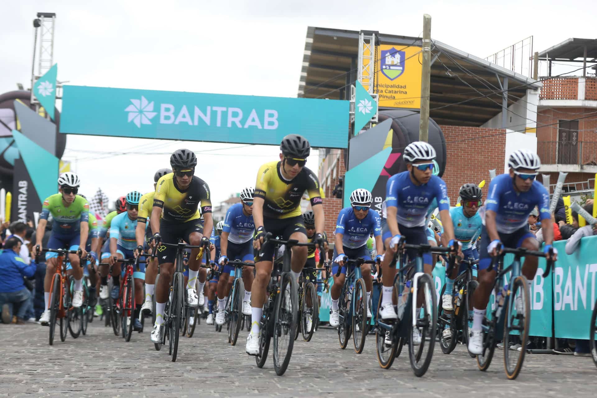 Un pelotón de ciclistas toman la línea de salida de la primera etapa de la Vuelta a Guatemala en su edición 63 en el municipio de Santa Catarina Pinula. EFE/Fernando Ruiz