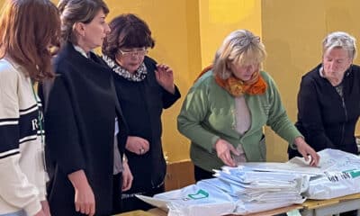 Varias personas durante el recuento de votos de las elecciones parlamentarias del pasado sábado en Georgia, este martes. La Comisión Electoral Central (CEC) de Georgia anunció hoy que efectuará un recuento de los sufragios emitidos en las elecciones parlamentarias del pasado sábado en cinco colegios de cada una de las 73 circunscripciones electorales del país. EFE/ Misha Vignanski