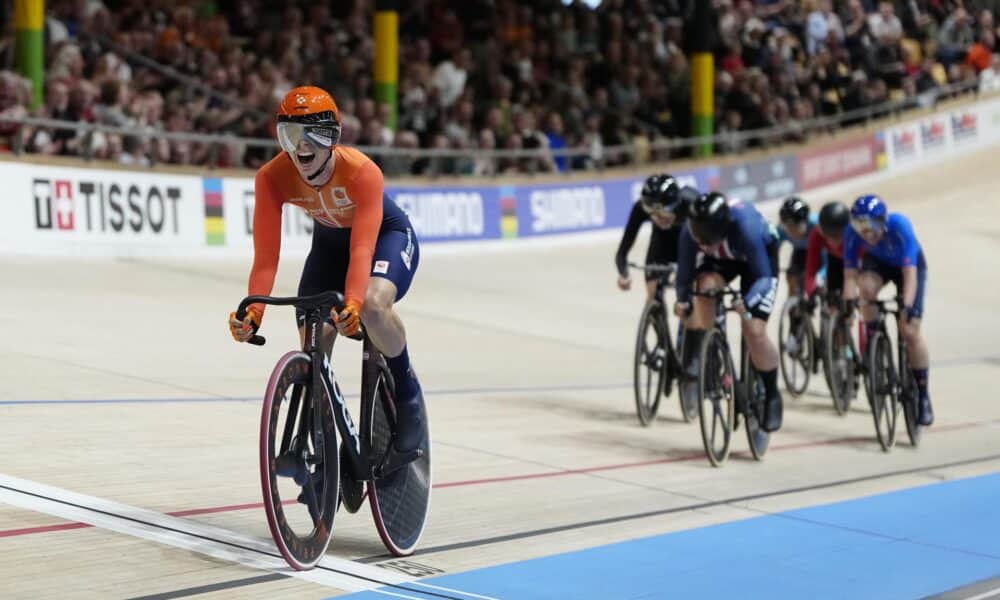 LA corredora neerlandesa Lorena Weibes celebra su victoria en la prueba de scratch femenino en el Super Arena en Ballerup, Dinamarca. EFE/EPA/THOMAS TRAASDAHL