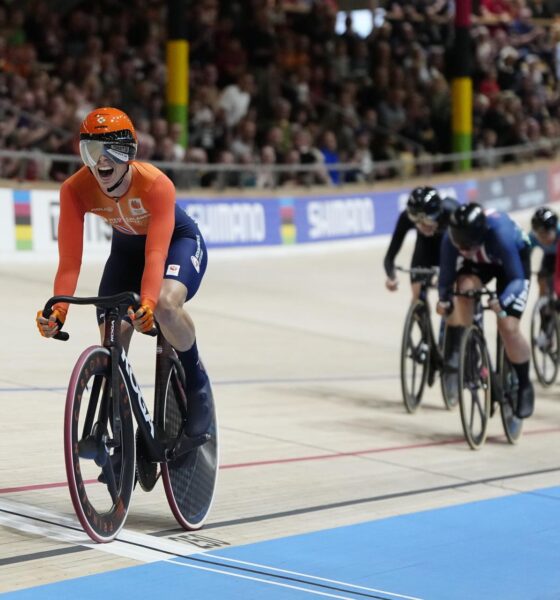 LA corredora neerlandesa Lorena Weibes celebra su victoria en la prueba de scratch femenino en el Super Arena en Ballerup, Dinamarca. EFE/EPA/THOMAS TRAASDAHL