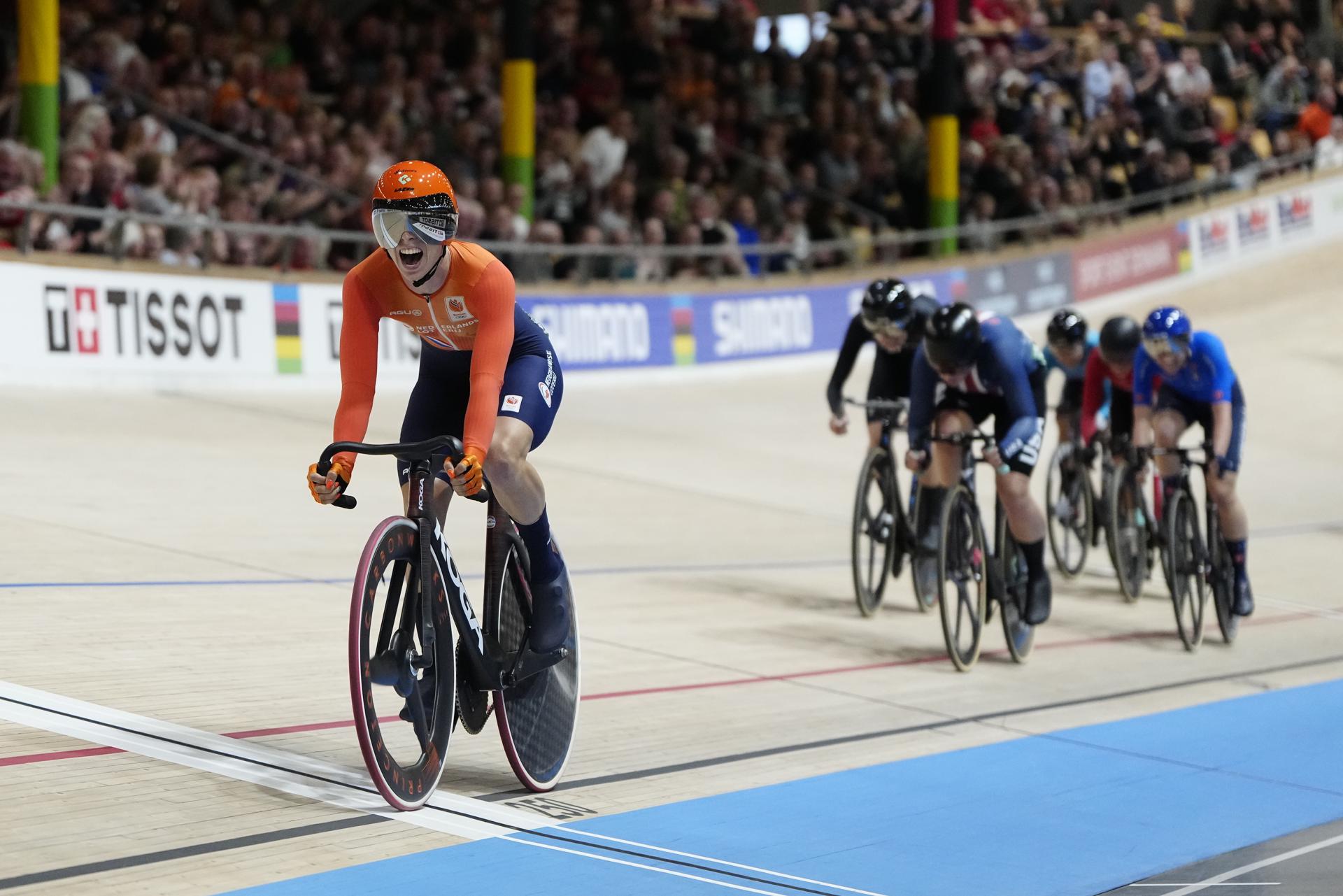 LA corredora neerlandesa Lorena Weibes celebra su victoria en la prueba de scratch femenino en el Super Arena en Ballerup, Dinamarca. EFE/EPA/THOMAS TRAASDAHL