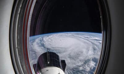 Fotografía capturada por el astronauta de la NASA Matthew Dominick desde la ventana del Dragon Endeavour mientras la Estación Espacial Internacional transitaba sobre el Golfo de México que muestra el ojo del huracán Milton. EFE/ Matthew Dominick