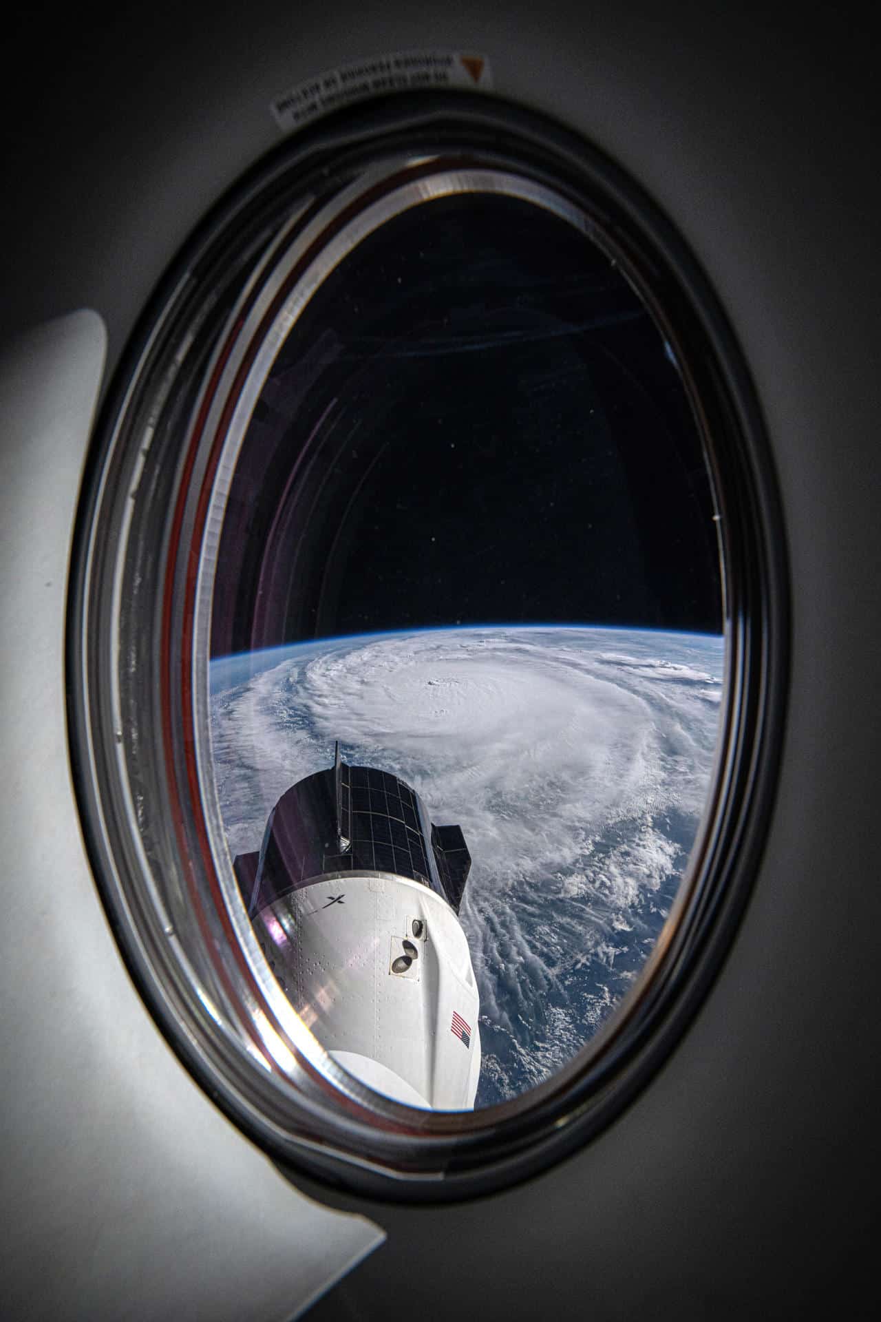 Fotografía capturada por el astronauta de la NASA Matthew Dominick desde la ventana del Dragon Endeavour mientras la Estación Espacial Internacional transitaba sobre el Golfo de México que muestra el ojo del huracán Milton. EFE/ Matthew Dominick