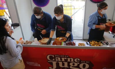 Cocineras sirven el platillo carne en su jugo este 19 de octubre de 2024, en el centro histórico de la ciudad de Guadalajara (México). EFE/ Francisco Guasco