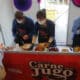 Cocineras sirven el platillo carne en su jugo este 19 de octubre de 2024, en el centro histórico de la ciudad de Guadalajara (México). EFE/ Francisco Guasco