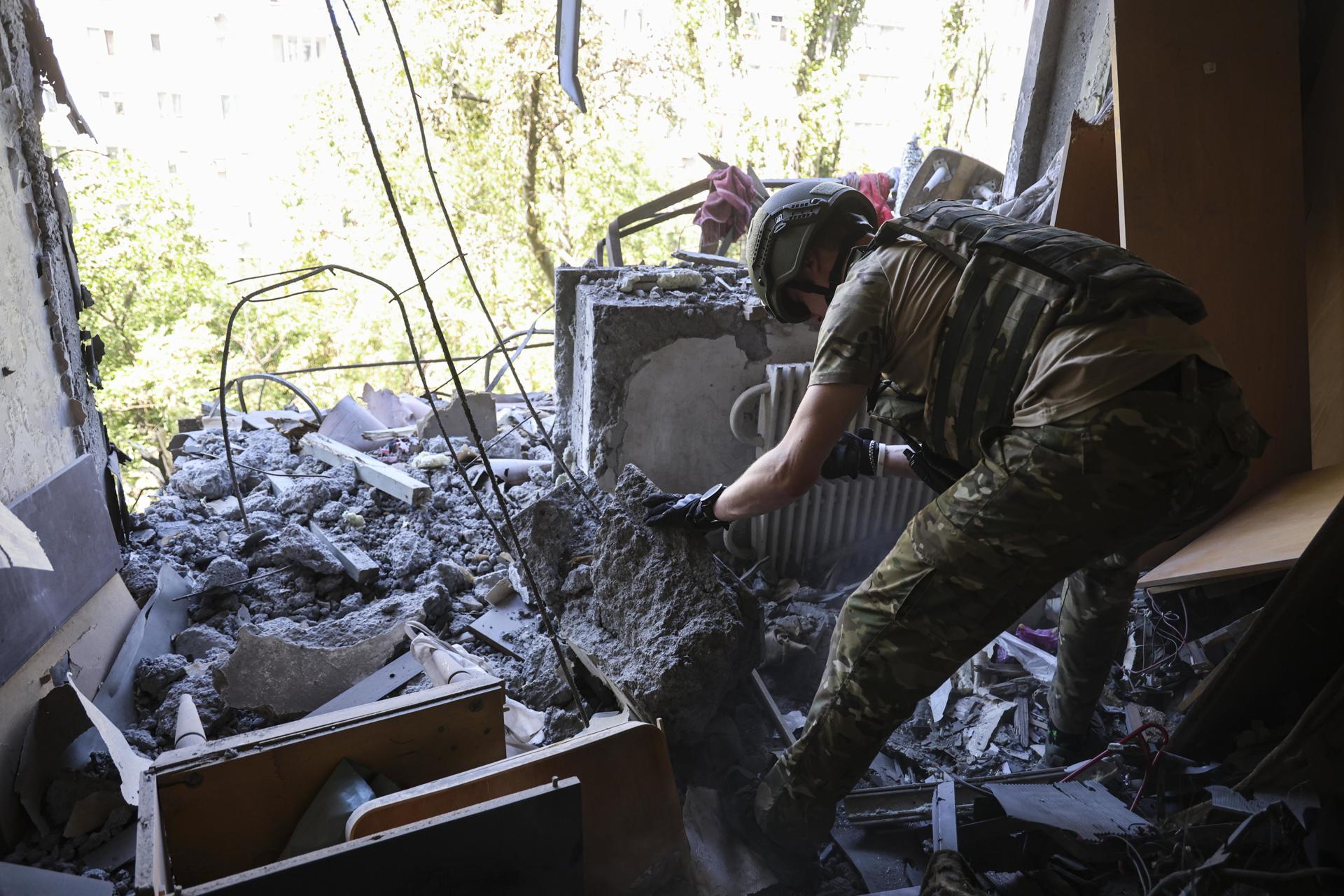 Fotografia de archivo en donde se ve infraestructura destruida después de un bombardeo en Donetsk (Rusia). EFE/Rotyslav Averchuk