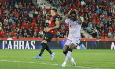 El delantero del Athletic Club, Iñaki Williams, se lamenta de una ocasión fallada durante el encuentro correspondiente a la jornada 11 de Laliga EA Sports que disputan hoy lunes Mallorca y Athletic Club en el estadio de Son Moix, en la capital balear. EFE/CATI CLADERA.