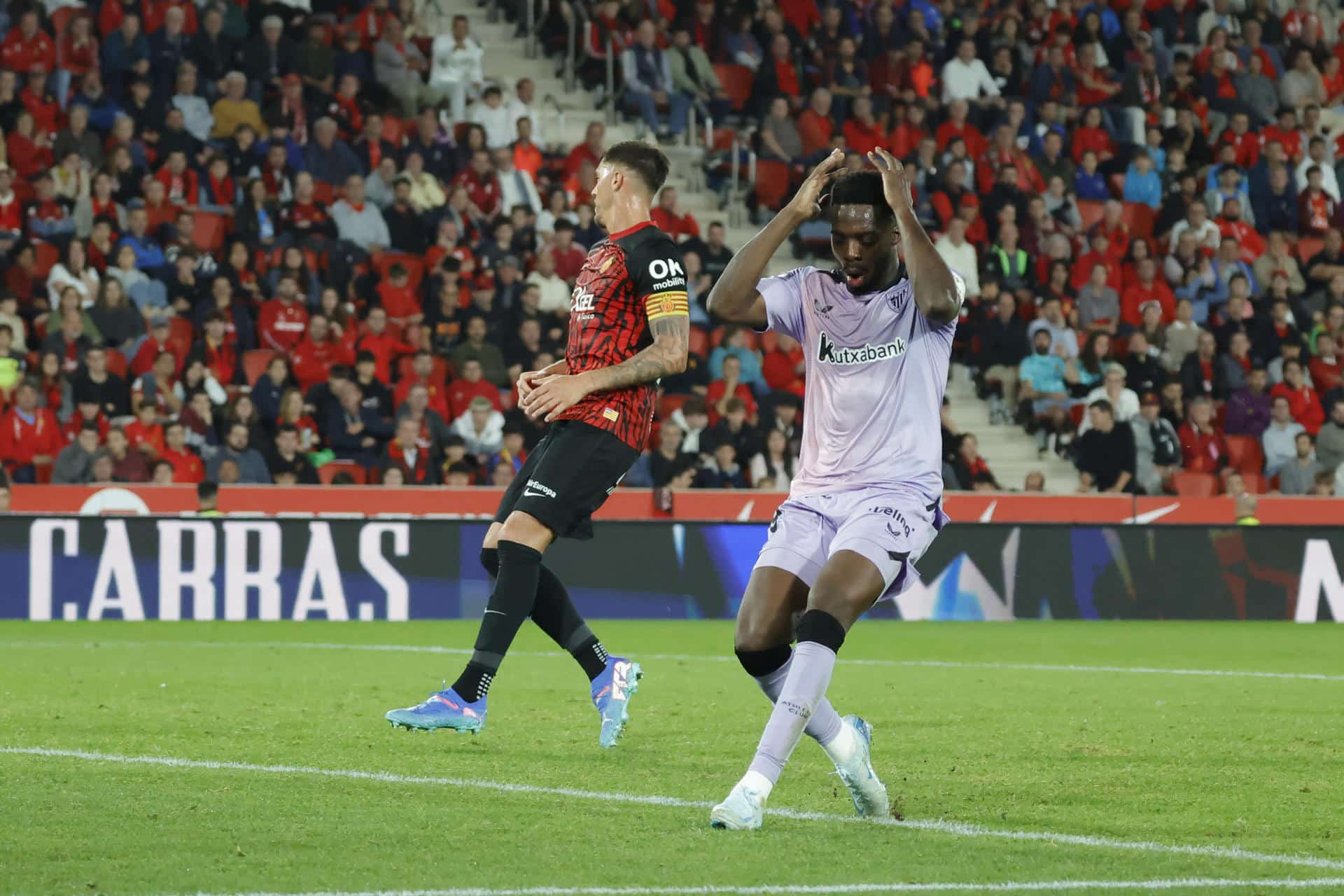 El delantero del Athletic Club, Iñaki Williams, se lamenta de una ocasión fallada durante el encuentro correspondiente a la jornada 11 de Laliga EA Sports que disputan hoy lunes Mallorca y Athletic Club en el estadio de Son Moix, en la capital balear. EFE/CATI CLADERA.