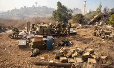 El Ejército israelí destruyó 110 objetivos del grupo chií Hizbulá en Líbano en el último día, entre los que incluye lanzaderas de cohetes, almacenes de armas y otras infraestructuras, según un comunicado castrense emitido esta mañana. "Los soldados siguen llevando a cabo redadas limitadas, localizadas y precisas en el sur de Líbano, eliminando a milicianos de Hizbulá y desmantelando sus infraestructuras y arsenales tanto en la superficie como bajo tierra", aseguraron las fuerzas armadas este martes. Durante sus actividades en el sur del país, parte de la invasión terrestre que Israel anunció el pasado 1 de octubre, los soldados desmantelaron dos túneles en los que hallaron "una gran cantidad de armas", sobre las que no dieron más detalles. EFE/Ejército de Israel -SOLO USO EDITORIAL/SOLO DISPONIBLE PARA ILUSTRAR LA NOTICIA QUE ACOMPAÑA (CRÉDITO OBLIGATORIO)-