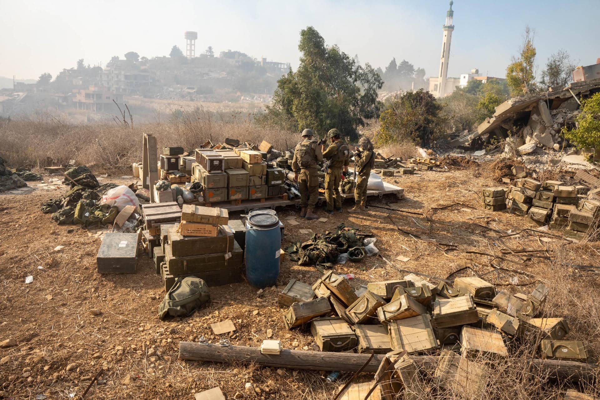 El Ejército israelí destruyó 110 objetivos del grupo chií Hizbulá en Líbano en el último día, entre los que incluye lanzaderas de cohetes, almacenes de armas y otras infraestructuras, según un comunicado castrense emitido esta mañana. "Los soldados siguen llevando a cabo redadas limitadas, localizadas y precisas en el sur de Líbano, eliminando a milicianos de Hizbulá y desmantelando sus infraestructuras y arsenales tanto en la superficie como bajo tierra", aseguraron las fuerzas armadas este martes. Durante sus actividades en el sur del país, parte de la invasión terrestre que Israel anunció el pasado 1 de octubre, los soldados desmantelaron dos túneles en los que hallaron "una gran cantidad de armas", sobre las que no dieron más detalles. EFE/Ejército de Israel -SOLO USO EDITORIAL/SOLO DISPONIBLE PARA ILUSTRAR LA NOTICIA QUE ACOMPAÑA (CRÉDITO OBLIGATORIO)-