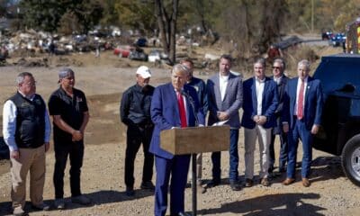 El expresidente estadounidense y candidato presidencial republicano Donald Trump (C) comenta sobre los esfuerzos de socorro con líderes locales durante un recorrido por la devastación del huracán Helene en Swannanoa, Carolina del Norte, EE. UU., el 21 de octubre de 2024.EFE/EPA/Erik S. Lesser