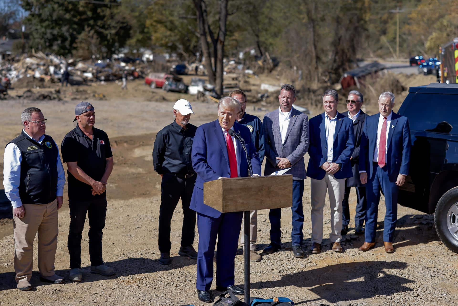 El expresidente estadounidense y candidato presidencial republicano Donald Trump (C) comenta sobre los esfuerzos de socorro con líderes locales durante un recorrido por la devastación del huracán Helene en Swannanoa, Carolina del Norte, EE. UU., el 21 de octubre de 2024.EFE/EPA/Erik S. Lesser