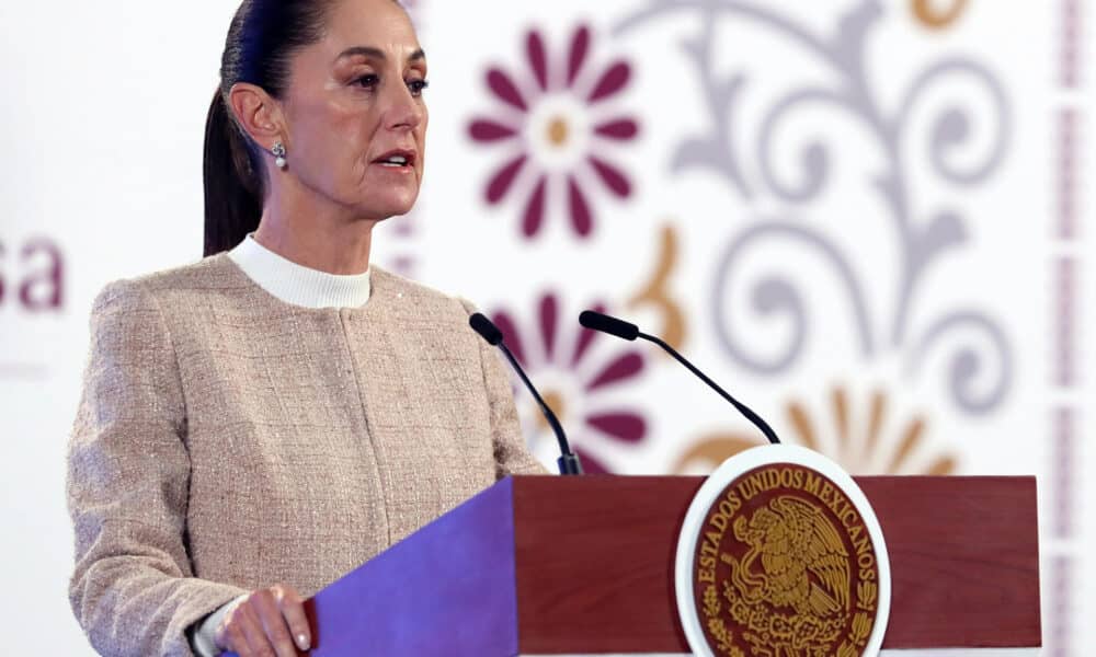 La presidenta de México, Claudia Sheinbaum, habla durante su conferencia de prensa matutina este lunes, en Palacio Nacional de la Ciudad de México (México). EFE/ Mario Guzmán