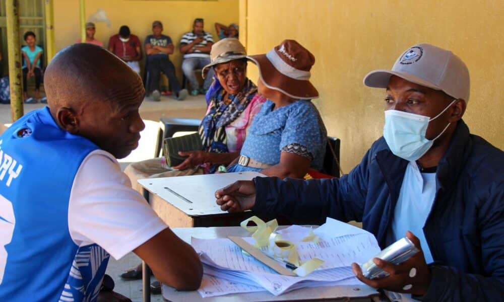 Los votantes hacen fila para emitir sus boletas en la estación de votación de la escuela primaria Mosielele en el pueblo de Moshupa, cerca de Gaborone, Botsuana, el 30 de octubre de 2024. EFE/EPA/JOEL HONORE KOUAM