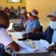 Los votantes hacen fila para emitir sus boletas en la estación de votación de la escuela primaria Mosielele en el pueblo de Moshupa, cerca de Gaborone, Botsuana, el 30 de octubre de 2024. EFE/EPA/JOEL HONORE KOUAM