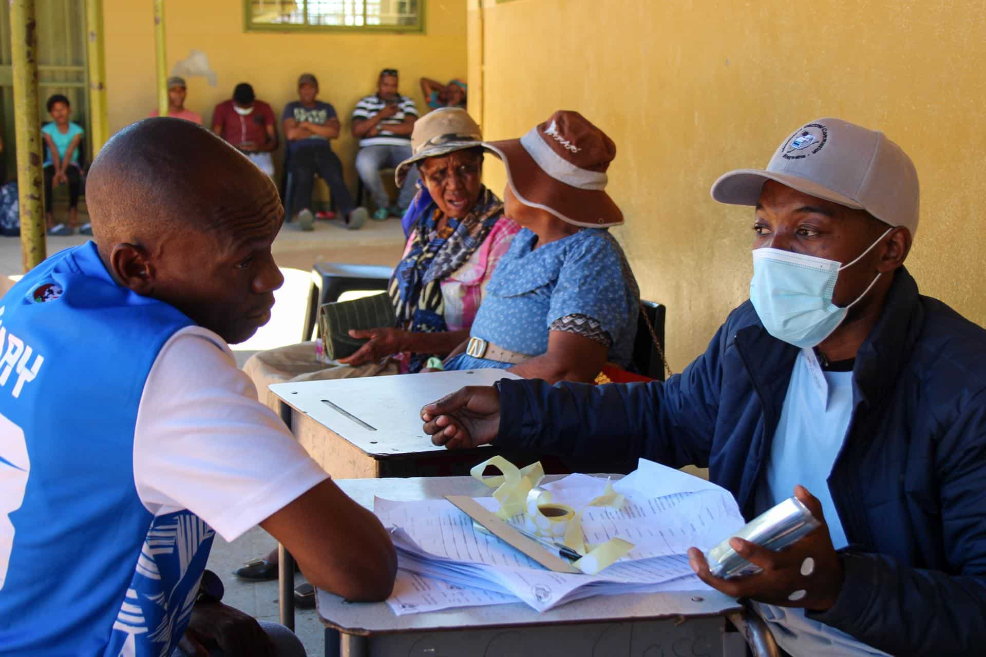 Los votantes hacen fila para emitir sus boletas en la estación de votación de la escuela primaria Mosielele en el pueblo de Moshupa, cerca de Gaborone, Botsuana, el 30 de octubre de 2024. EFE/EPA/JOEL HONORE KOUAM