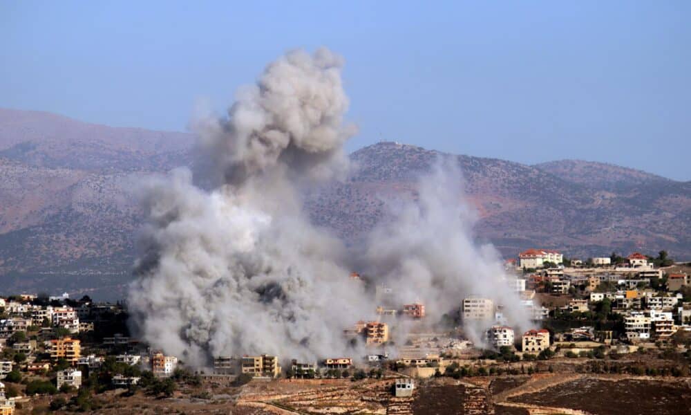 Columna de humo tras un ataque aéreo israelí sobre la villa de Khiam, cerca de la frontera con Israel en el sur del Líbano. EFE/STR