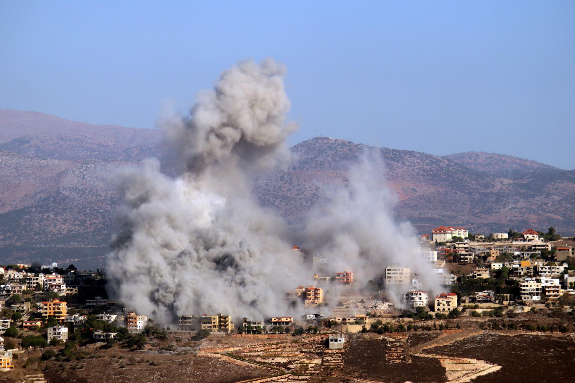 Columna de humo tras un ataque aéreo israelí sobre la villa de Khiam, cerca de la frontera con Israel en el sur del Líbano. EFE/STR