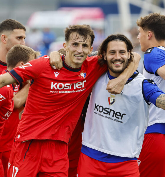 El delantero croata del Osuna Ante Budimir celebra el gol marcado ante el Getafe que ha supuesto el 1-1 en el marcador durante el partido correspondiente a la novena jornada de LaLiga EA Sports disputado esta tarde en el Estadio Coliseum de Getafe. EFE/Sergio Pérez