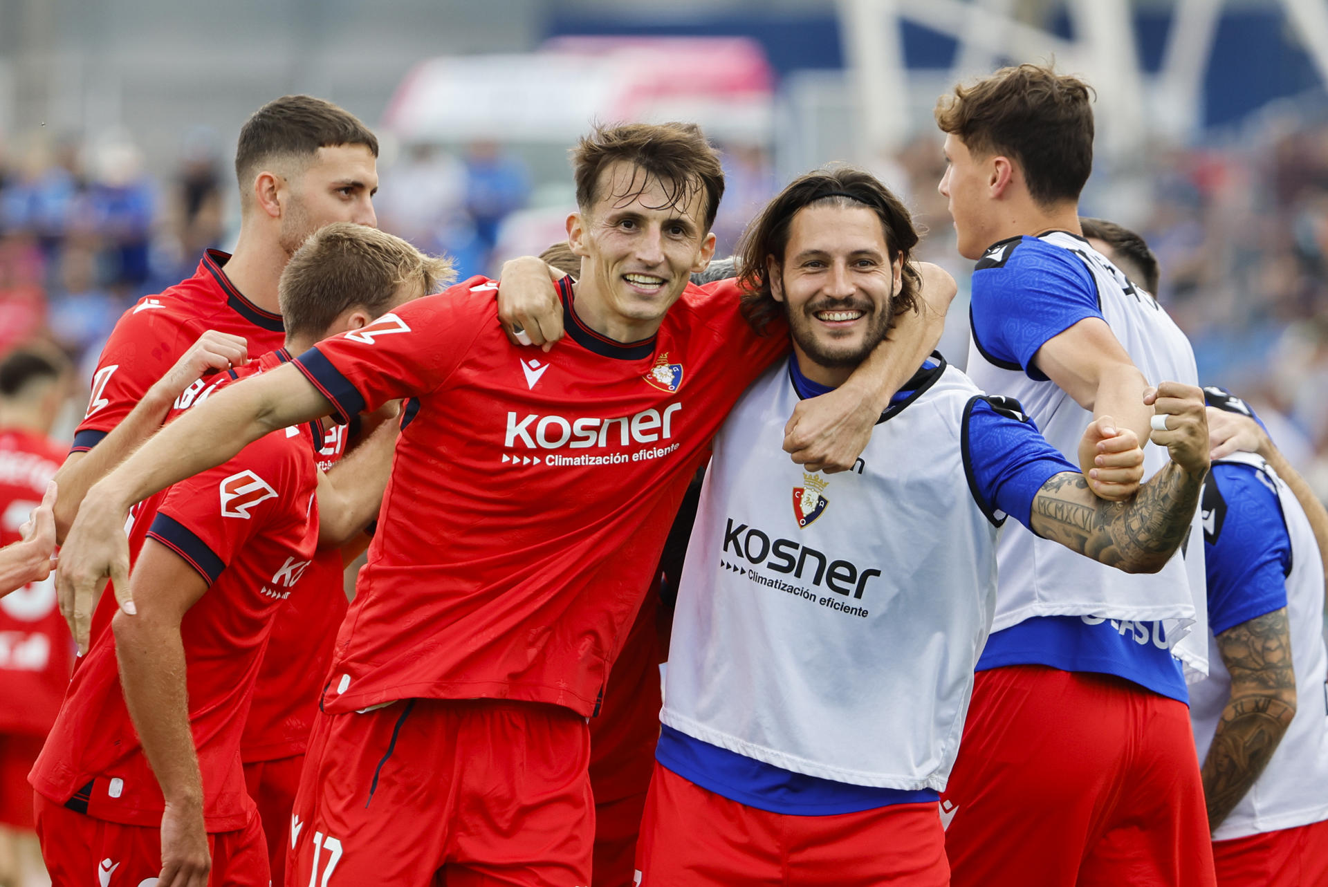 El delantero croata del Osuna Ante Budimir celebra el gol marcado ante el Getafe que ha supuesto el 1-1 en el marcador durante el partido correspondiente a la novena jornada de LaLiga EA Sports disputado esta tarde en el Estadio Coliseum de Getafe. EFE/Sergio Pérez