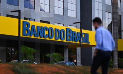 Imagen de archivo de un hombre caminando frente al edificio de la sede del Banco do Brasil, en BrasIlia. EFE/ André Borges