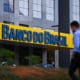 Imagen de archivo de un hombre caminando frente al edificio de la sede del Banco do Brasil, en BrasIlia. EFE/ André Borges