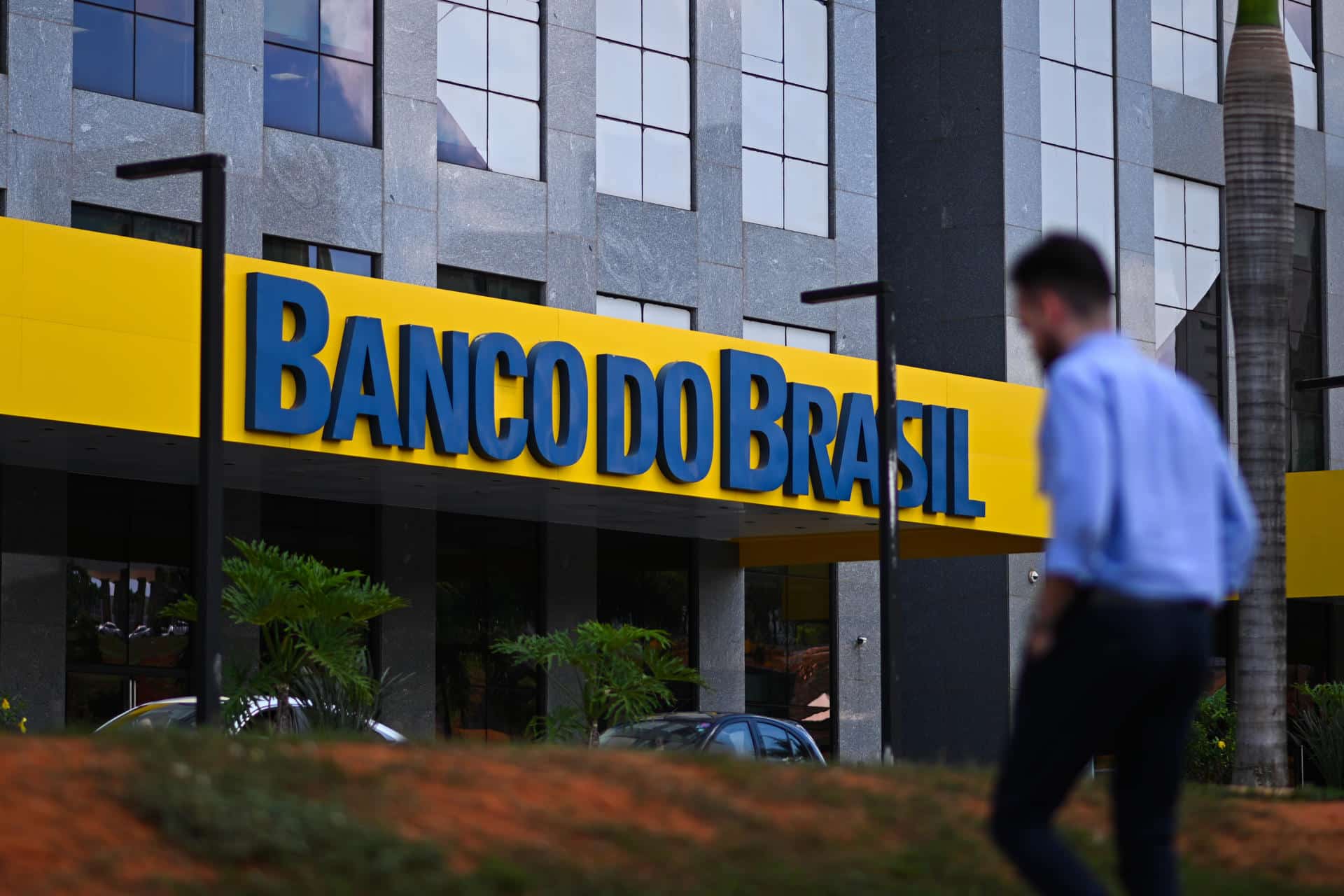 Imagen de archivo de un hombre caminando frente al edificio de la sede del Banco do Brasil, en BrasIlia. EFE/ André Borges