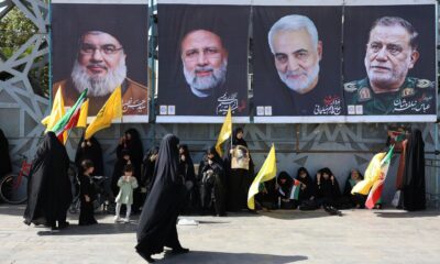 Mujeres iraníes se manifiestan en Teherán contra Israel junto a carteles con los retratos del fallecido líder de Hizbulá, Hasán Nasrala, el anterior presidente iraní, Ibrahim Raisi, y los también fallecidos militares iranés Qasem Soleimani y Abas Nilforoushan.EFE/EPA/Abedin Taherkenareh