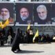 Mujeres iraníes se manifiestan en Teherán contra Israel junto a carteles con los retratos del fallecido líder de Hizbulá, Hasán Nasrala, el anterior presidente iraní, Ibrahim Raisi, y los también fallecidos militares iranés Qasem Soleimani y Abas Nilforoushan.EFE/EPA/Abedin Taherkenareh