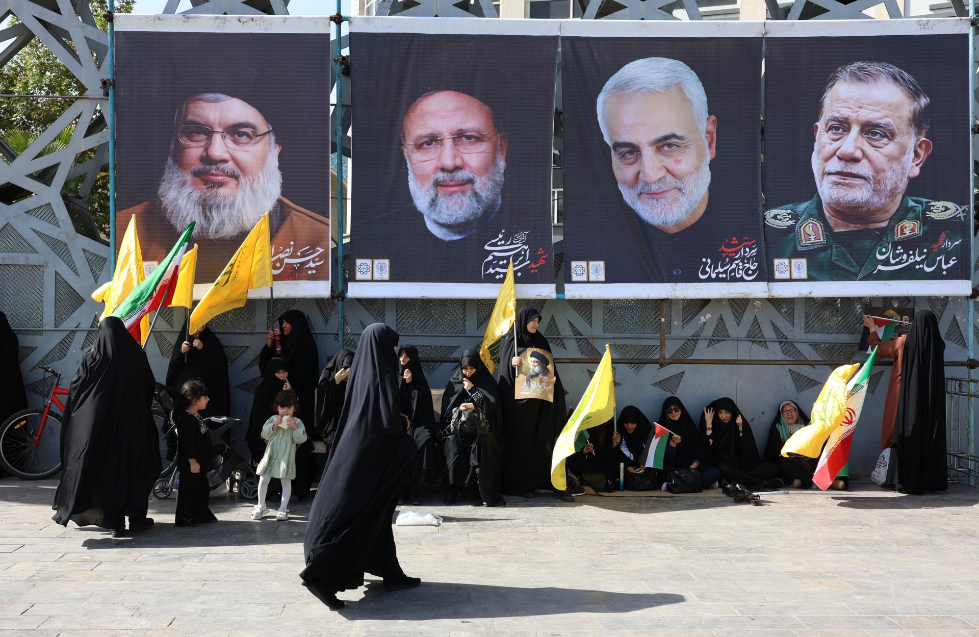 Mujeres iraníes se manifiestan en Teherán contra Israel junto a carteles con los retratos del fallecido líder de Hizbulá, Hasán Nasrala, el anterior presidente iraní, Ibrahim Raisi, y los también fallecidos militares iranés Qasem Soleimani y Abas Nilforoushan.EFE/EPA/Abedin Taherkenareh