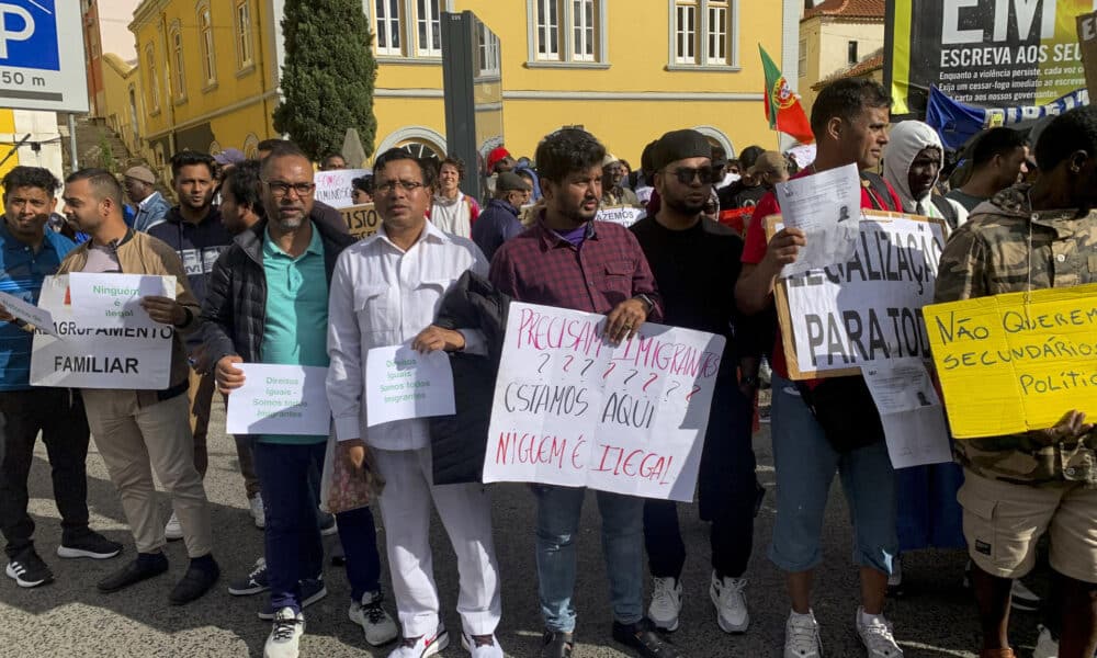 Alrededor de un centenar de inmigrantes se concentraron este viernes ante el Parlamento en Lisboa para protestar contra el endurecimiento de la ley para regularizar su situación cuando ya están trabajando en el país y que aprobó el Gobierno conservador el pasado junio. La protesta fue organizada por varios grupos de inmigrantes con el objetivo de reclamar el regreso de la llamada "manifestación de interés", un sistema que permitía solicitar la residencia y legalizar la situación de los extranjeros que tuviesen al menos un año de cotizaciones a la Seguridad Social. EFE/Paula Fernández