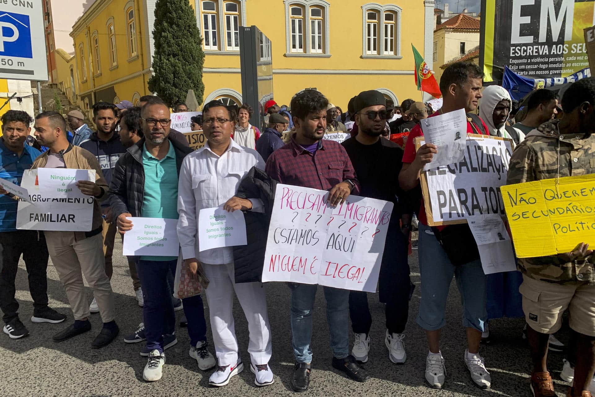 Alrededor de un centenar de inmigrantes se concentraron este viernes ante el Parlamento en Lisboa para protestar contra el endurecimiento de la ley para regularizar su situación cuando ya están trabajando en el país y que aprobó el Gobierno conservador el pasado junio. La protesta fue organizada por varios grupos de inmigrantes con el objetivo de reclamar el regreso de la llamada "manifestación de interés", un sistema que permitía solicitar la residencia y legalizar la situación de los extranjeros que tuviesen al menos un año de cotizaciones a la Seguridad Social. EFE/Paula Fernández