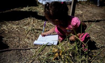 Fotografía fechada el 14 de septiembre de 2017 que muestra a una niña mientras dibuja en un cuaderno. EFE/Fernando Bizerra Jr