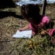 Fotografía fechada el 14 de septiembre de 2017 que muestra a una niña mientras dibuja en un cuaderno. EFE/Fernando Bizerra Jr