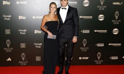 El centrocampista de la selección española y del Manchester City Rodri y su pareja Laura Iglesias llegan a la ceremonia del Balón de Oro 2024 en el Teatro du Chatelet en París, Francia, el 28 de octubre de 2024 EFE/EPA/MOHAMMED BADRA