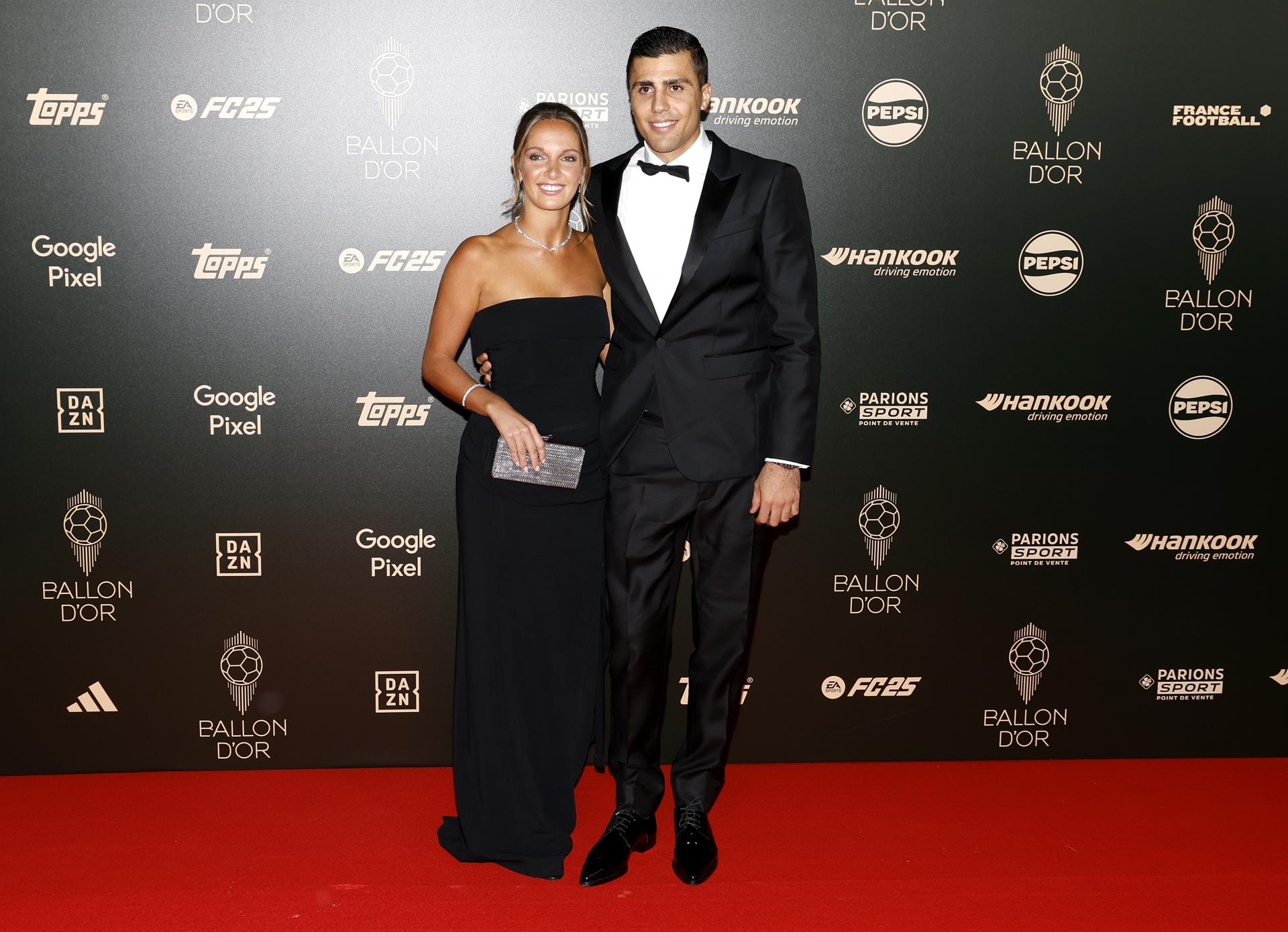 El centrocampista de la selección española y del Manchester City Rodri y su pareja Laura Iglesias llegan a la ceremonia del Balón de Oro 2024 en el Teatro du Chatelet en París, Francia, el 28 de octubre de 2024 EFE/EPA/MOHAMMED BADRA